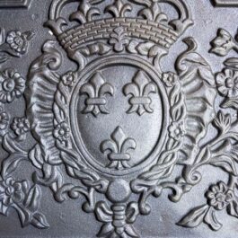 Placa de chimenea de hierro fundido decorada Lirio Real- Dimensiones cm 50 x 50 h x 2 (espesor)