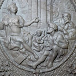 Placa decorada de hierro fundido Dioses para chimenea – Dimensiones cm 58 x 67 h x 1 (espesor) 