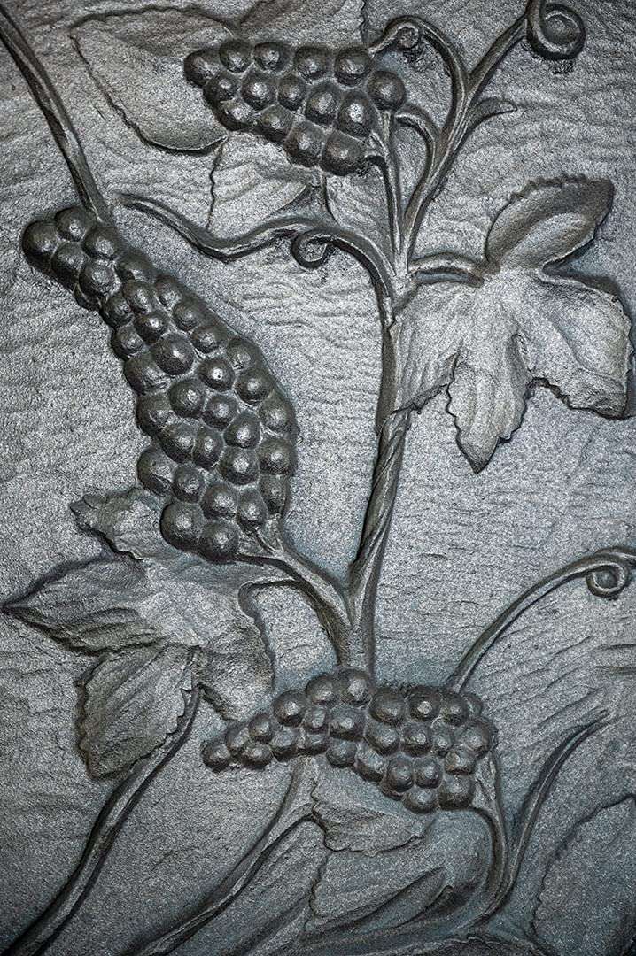 placa decorada de hierro fundido Uvas